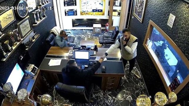 İstanbul'da akıl almaz hırsızlık kamerada: Çocuğunun hastalığını bahane ederek telefonu çaldı