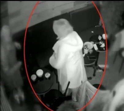 Perdeleme yöntemiyle masadaki cep telefonunu çaldılar: O anlar kameradaBeyoğlu'nda bir eğlence mekanında masadaki cep telefonunu çalan kuzen...