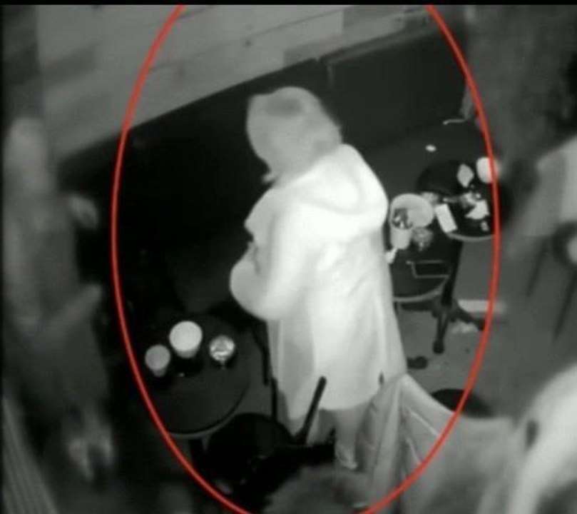 Perdeleme yöntemiyle masadaki cep telefonunu çaldılar: O anlar kameradaBeyoğlu'nda bir eğlence mekanında masadaki cep telefonunu çalan kuzen...