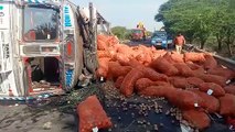 Uncontrollable truck overturned due to tire burst, potatoes scattered