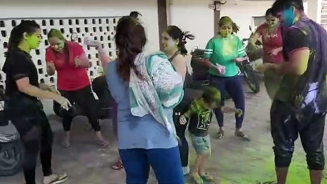 SURAT VIDEO : देखिए सूरत के युवाओं ने रंग-गुलाल और मौज-मस्ती के साथ मनाई होली
