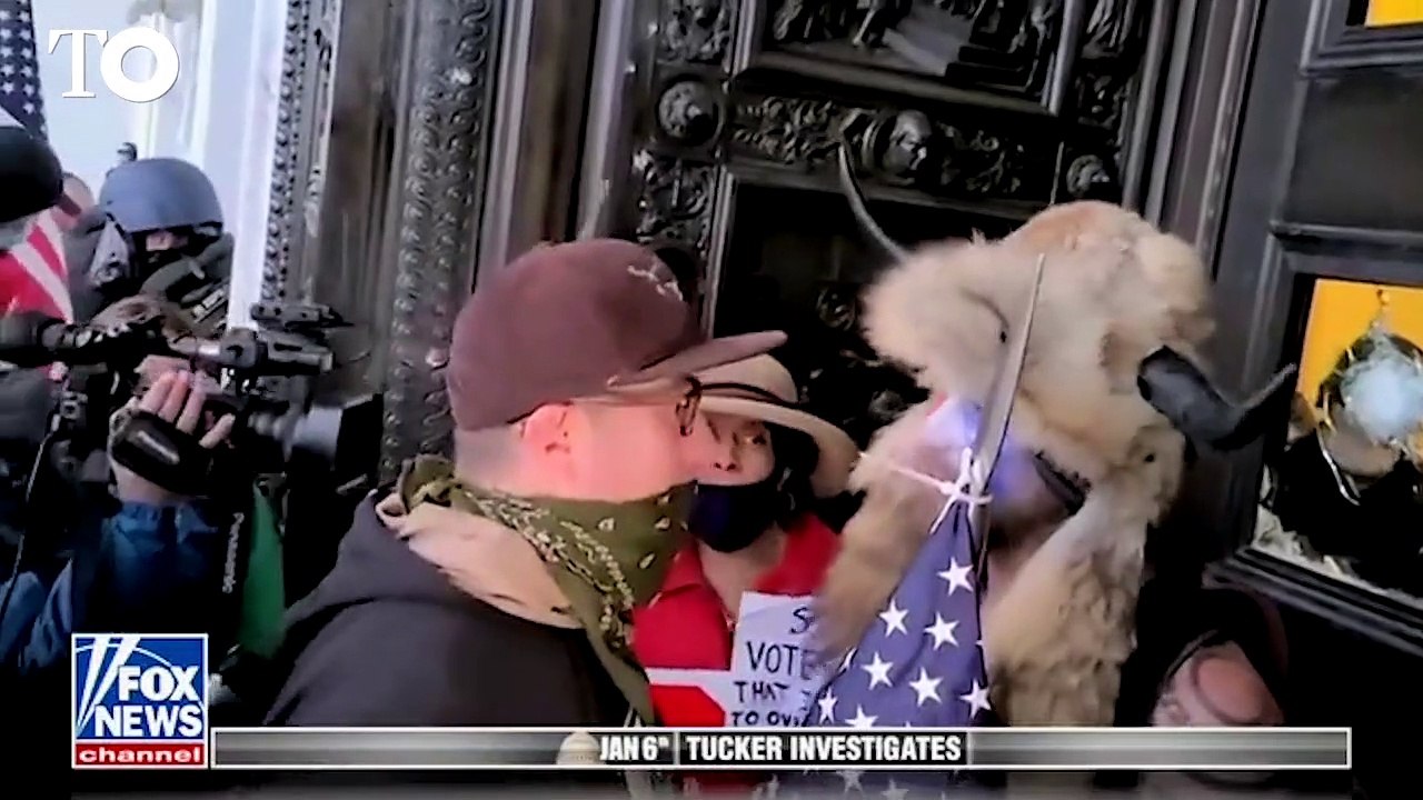 Salen a la luz nuevas imágenes del asalto al Capitolio en el que se ve cómo los policías escoltaron a Jacob Chansley