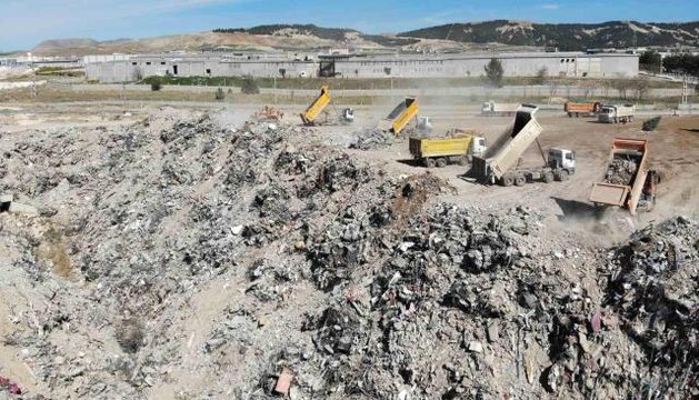 Enkazın döküldüğü dere yatağı moloz dağına dönüştü