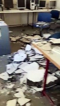 Se cae parte del falso techo de un aula del instituto La Albuera