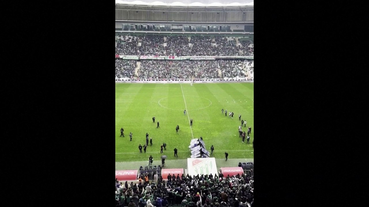 Violence erupts at Turkish soccer match