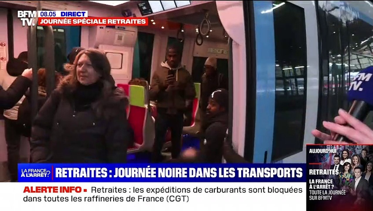 En direct sur BFMTV, un usager chute lourdement en tentant d'accéder à un train le mardi 7 mars 2023