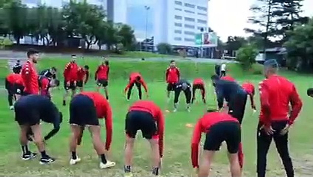 بعد السفرية الطويلة يجري حصة استرخاء في حديقة مجاورة للفندق
