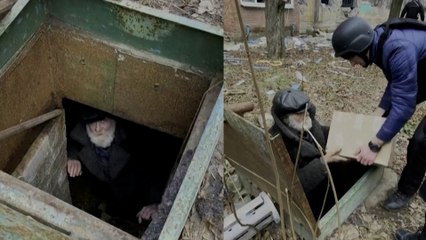 Voluntarios ucranios llevan comida a un hombre que se refugia en un sótano