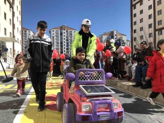 Depremzede çocuklar polislerle doyasıya eğlendi