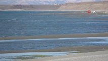 Van Gölü seviye kaybediyor: Sahildeki kum adalarının sayısı arttı