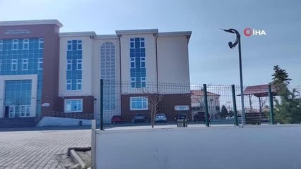 Kuvvetli rüzgar okulun dış cephesini söktü