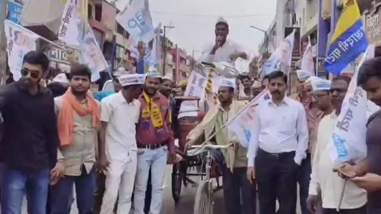 रीवा: बढ़ती महंगाई एवं बेरोजगारी को लेकर आम आदमी पार्टी ने किया अनोखा प्रदर्शन