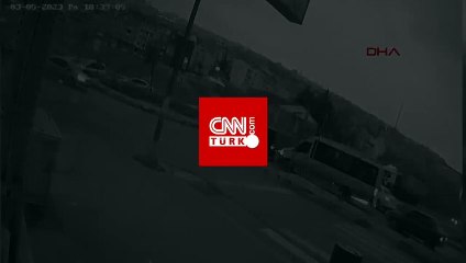 Kapısı açık minibüsten düşen kadın ve çocuğu ölümden döndü