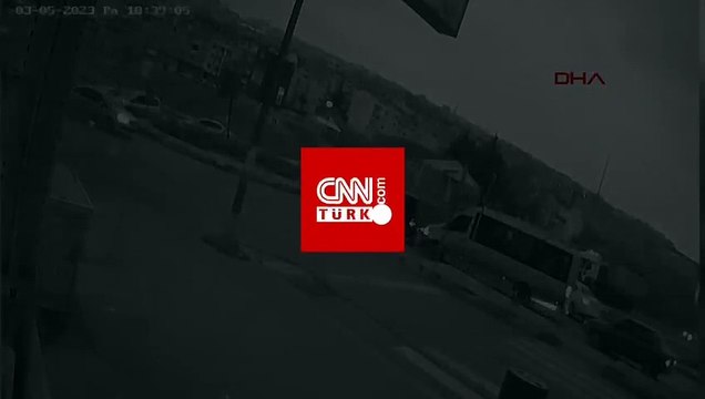 Kapısı açık minibüsten düşen kadın ve çocuğu ölümden döndü