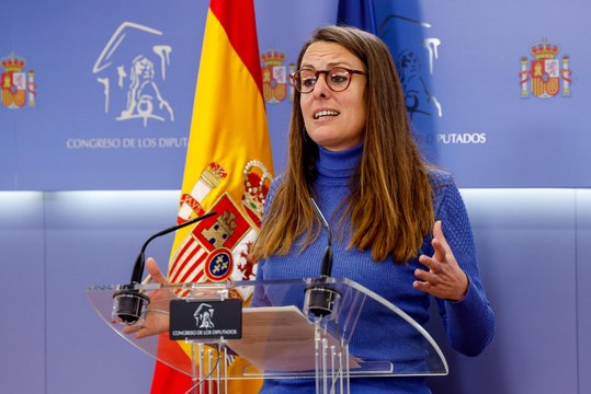 Mireia Vehí (CUP) enseña un feto de plástico en una bolsa: Estoy harta de que los señores de extrema derecha me envíen cosas
