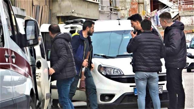 Kendini pompalı tüfekle eve kilitleyen şahıs polisi alarma geçirdi