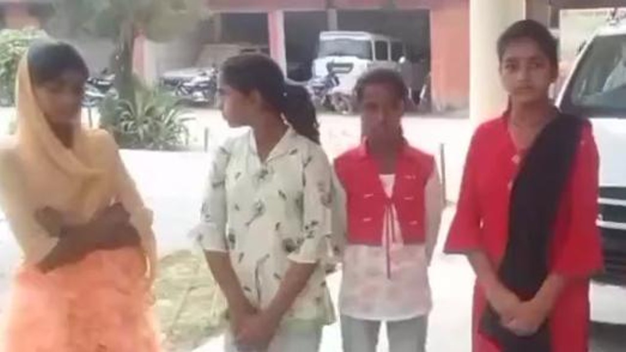 सीधी: छात्राओं ने शिक्षक पर मारपीट करने का लगाया आरोप, कलेक्टर से की शिकायत
