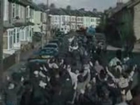 Hooligans - Moi je fais des p'tites bulles... (extrait film)