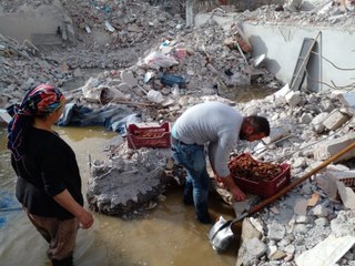 Üreticinin tonlarca kayısısı enkaz altında . "Ürünlerimi kurtarmak için kepçe operatörüne bin lira verdim"