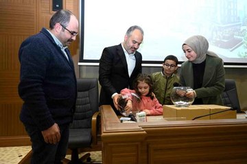Bursa'da 30-40 yıllık evleri yenilenen hak sahipleri, yeni konutları için kura çekti