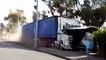 Australie : un camion fou finit sa course dans un abribus