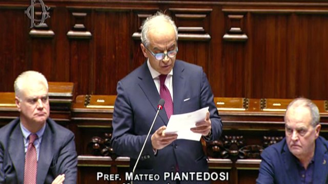 Naufragio di Cutro, Piantedosi: Le mie parole sono state fraintese . Proteste in aula