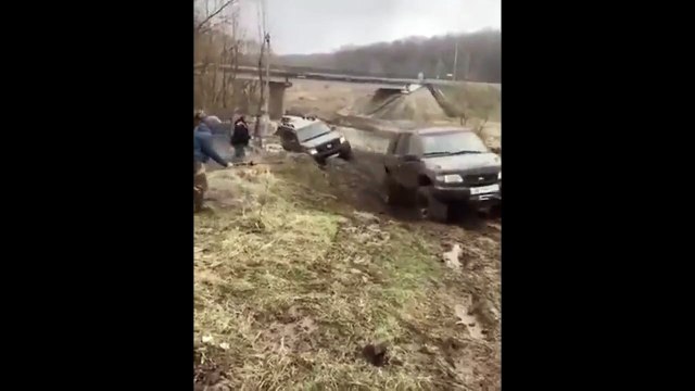 Tracter un 4x4 dans la boue c'est risqué
