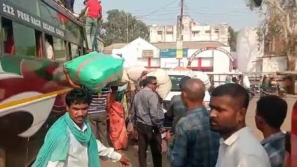 होली पर्व पर महानगरों से लौट रहे मजदूर