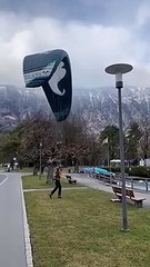 Un parapentiste réussit un décollage à la verticale