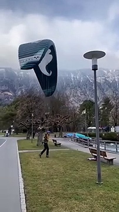 Un parapentiste réussit un décollage à la verticale