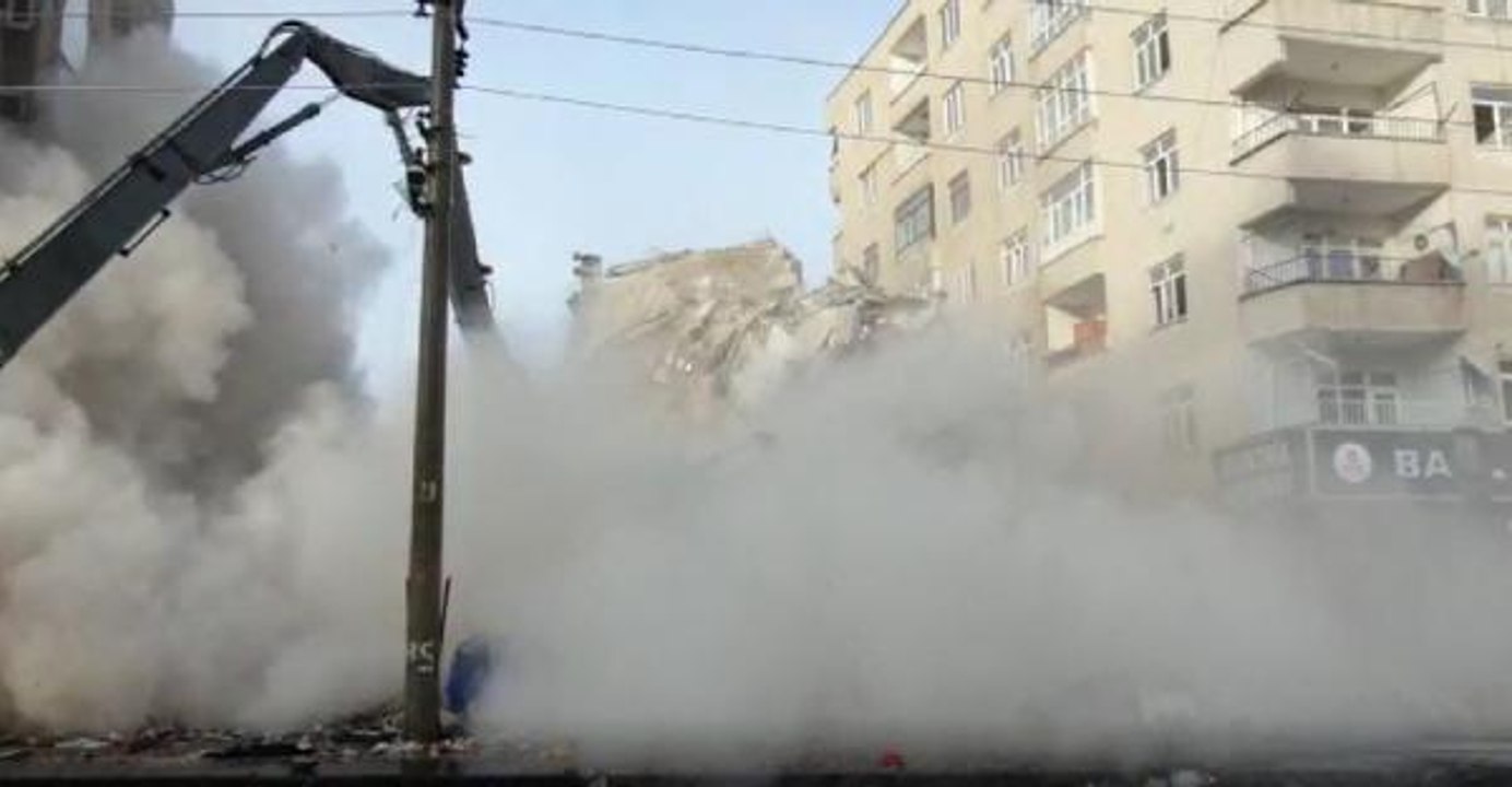 DİYARBAKIR'DA 6 KATLI BİNA YIKIM SIRASINDA ÇÖKTÜ O ANLAR KAMERADA