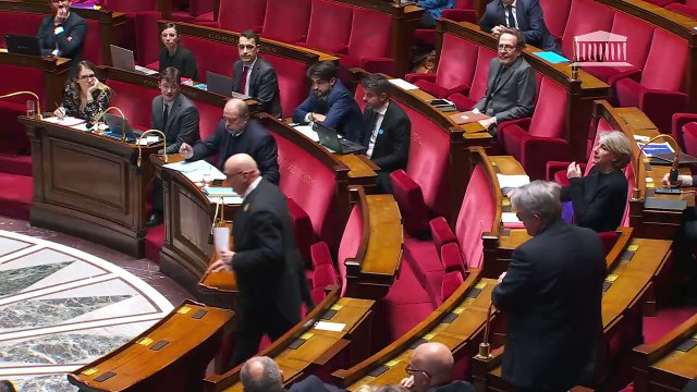 Tollé à l'Assemblée Nationale quand le Ministre Éric Dupond-Moretti confirme avoir fait deux bras d'honneur dans l'hémicycle - Les députés du Rassemblement National et des Républicains quittent l’hémicycle