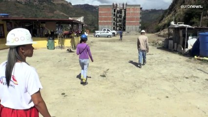 "محاربات".. فنزويلايات يتحدّين الصور النمطية ويشيدن بيوتهن بأيديهن