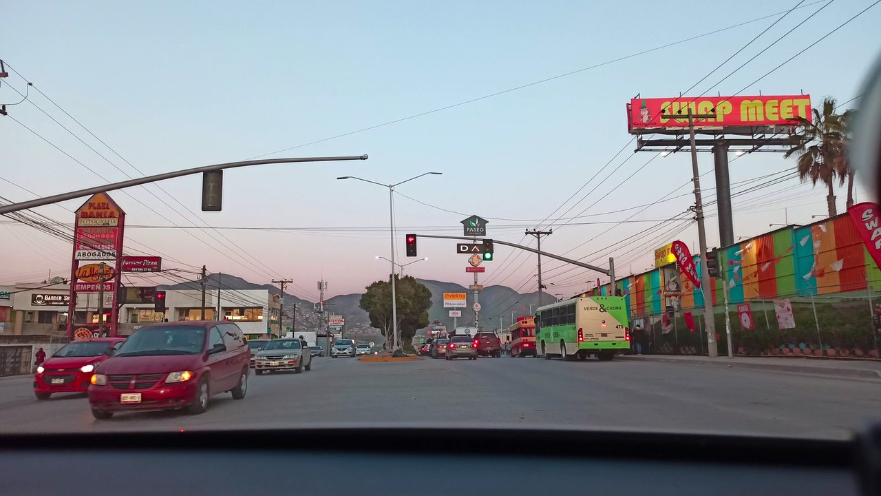 un paseo turistico por tijuana en una tarde hermosa recorriendo las calles de la ciudad