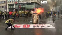 Tűzoltók tüntettek az Európai Bizottság brüsszeli székházánál