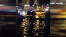 İzmir'de kuvvetli yağış hayatı felç etti! Sokaklar göle döndü, araçlar yolda kaldı