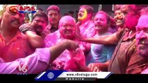 Malla Reddy & Kavitha Dance In Holi Celebrations _ V6 Teenmaar