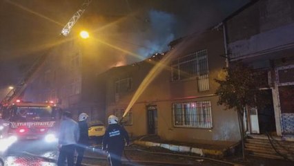 BEYOĞLU'NDA 2 KATLI BİNANIN ÇATISI ALEV ALEV YANDI.
