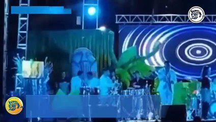 Arman bronca en el escenario músicos de Siete Latinos