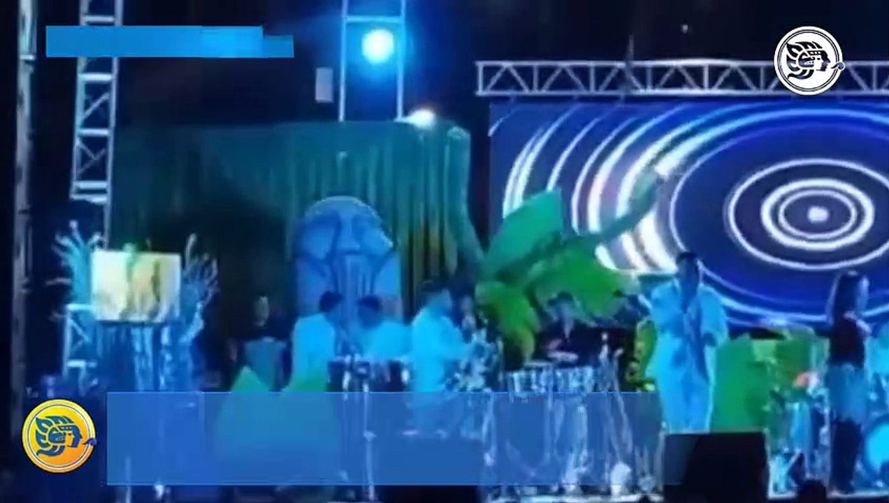 Arman bronca en el escenario músicos de Siete Latinos