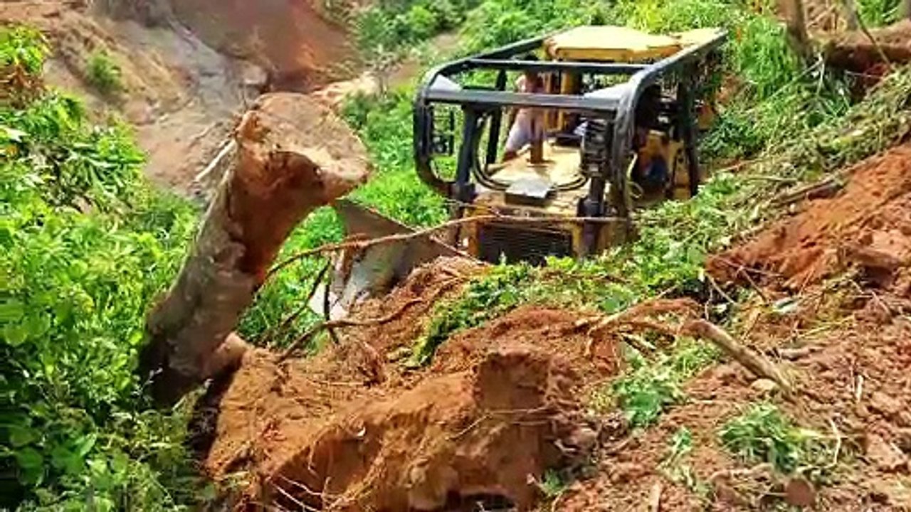 Bulldozer Operator Skill Digging Soil on High Cliffs || Bulldoser D6R XL CAT