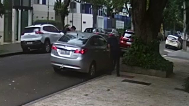 Vídeo: enfermeira é rendida por criminosos e tem carro roubado em Maringá