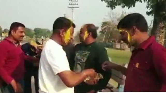 कटिहार: मनिहारी रेलवे स्टेशन पर लोगों ने जमकर खेली होली, गले मिल कर दी बधाई