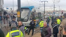 Sirkeci'de tramvay raydan çıkarak elektrik direğine çarptı