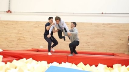 Almeida se lanza y vuela desde una cama elástica