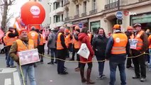 ''Emeklilik reformu'' Fransızları sokağa döktü! Sokaklar savaş alanına döndü