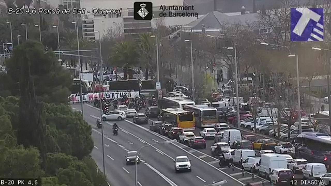 Una manifestación en la Diagonal corta el tráfico y provoca colas kilométricas