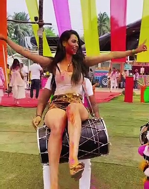 सौंदर्या शर्मा ने ढोल पर बैठकर की मस्ती, रिलीविंग आउटफिट ने बढ़ाई फैंस की बेचैनी