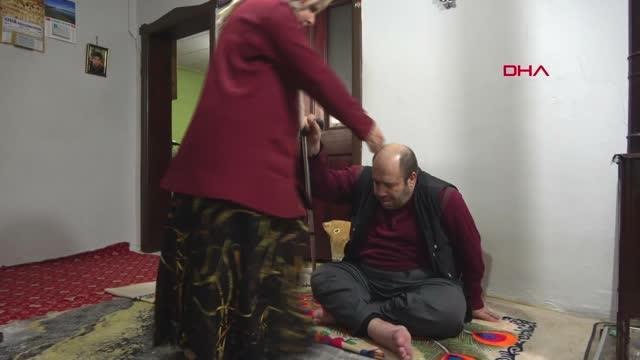 17 YILDIR ENGELLİ OĞLUNA VE EŞİNE BAKIYOR
