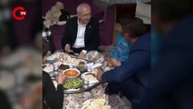 Kılıçdaroğlu'nun yemeğin etli kısmını yanındaki çocuğa doğru çevirmesi sosyal medyada gündem oldu.